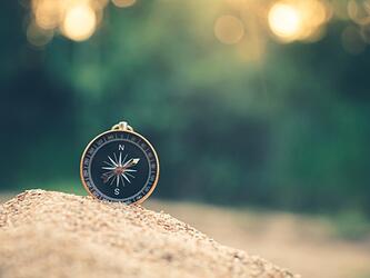 Compass direction guide travel_crop